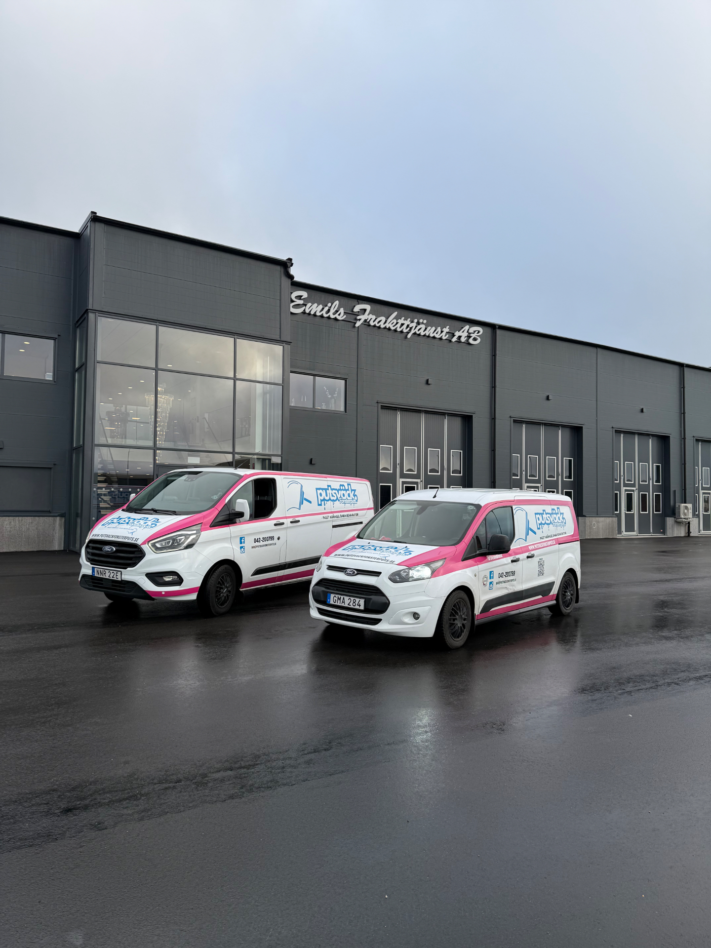 Putsväck servicebilar redo för fönsterputs uppdrag